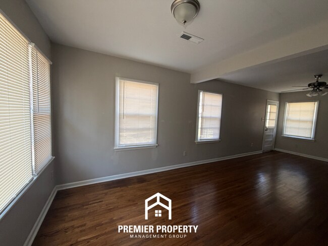 Foto del edificio - Charming 3BR Home in 38117- Hardwood Floors & Fenced Backyard