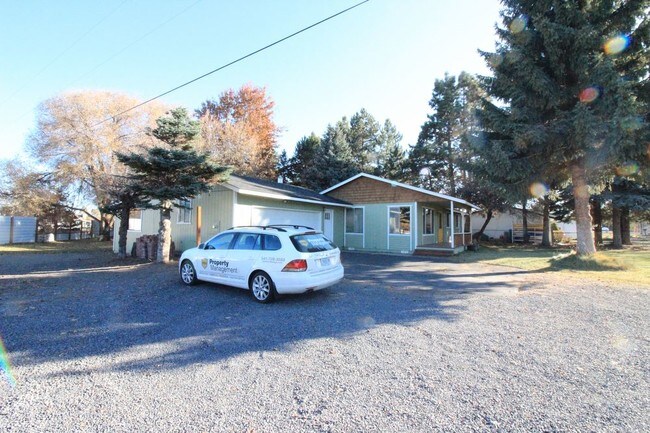 Building Photo - Homestead in Bend