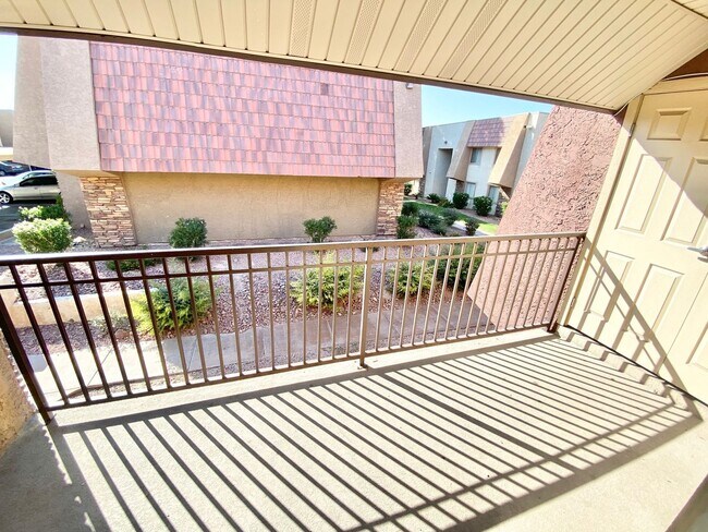 Foto del edificio - GUARD-GATED 1-BEDROOM CONDO WITH COMMUNITY POOL