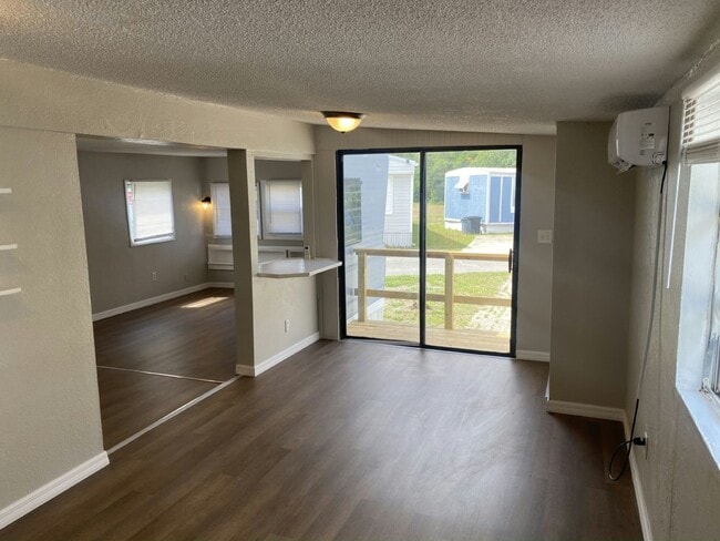 Building Photo - 1250 Lakeview Dr