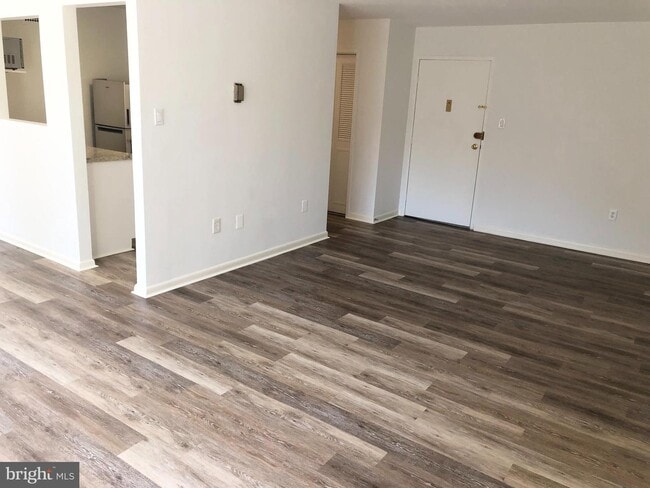 Foto del edificio - 4390 Lorcom Ln