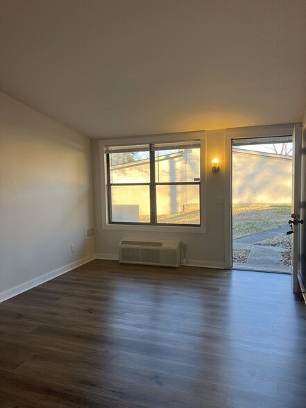 Foto del edificio - 2421 Madison St