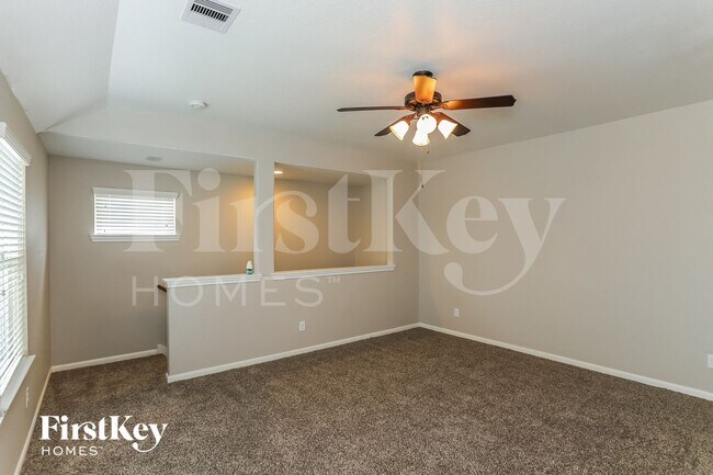 Foto del edificio - 6823 Hunters Way Ln