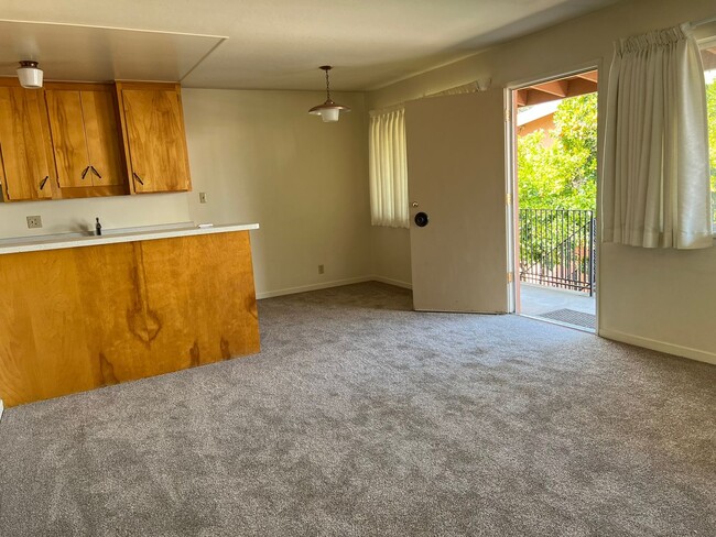 Foto del edificio - Upstairs - 1 Bedroom 1 Bath Apartment