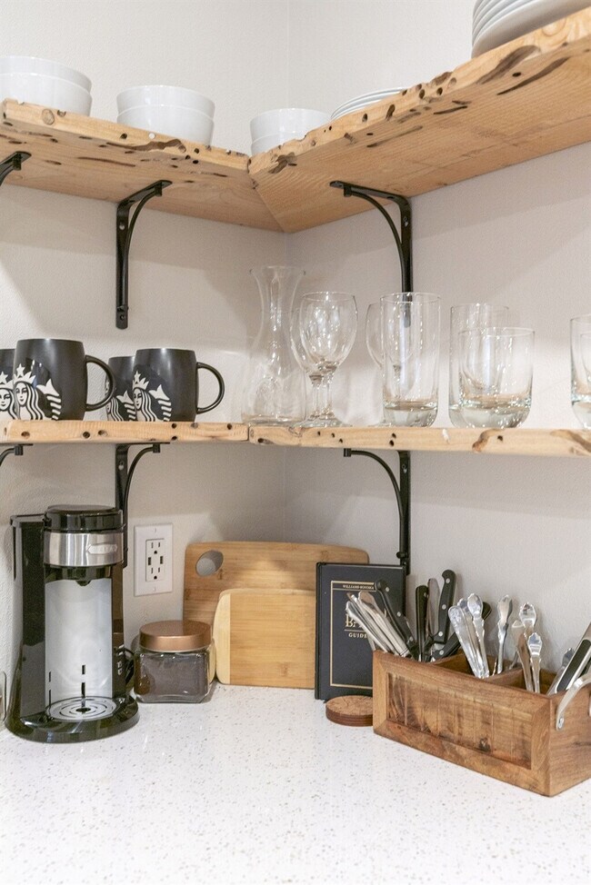 Building Photo - 611 N Cedar St