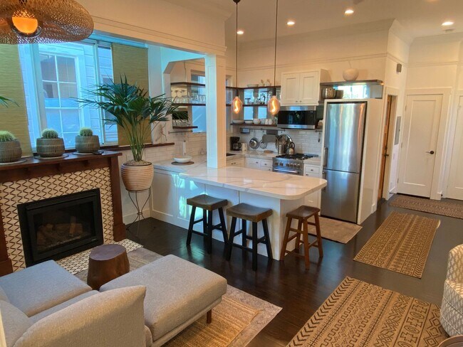 Building Photo - Exquisite top floor 1BD. Fully furnished and accessorized. Hardwood floors. Dishwasher/Microwave....