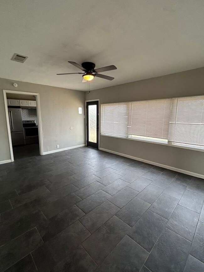 Building Photo - Great 3 bed 2 bath 1 car garage now available