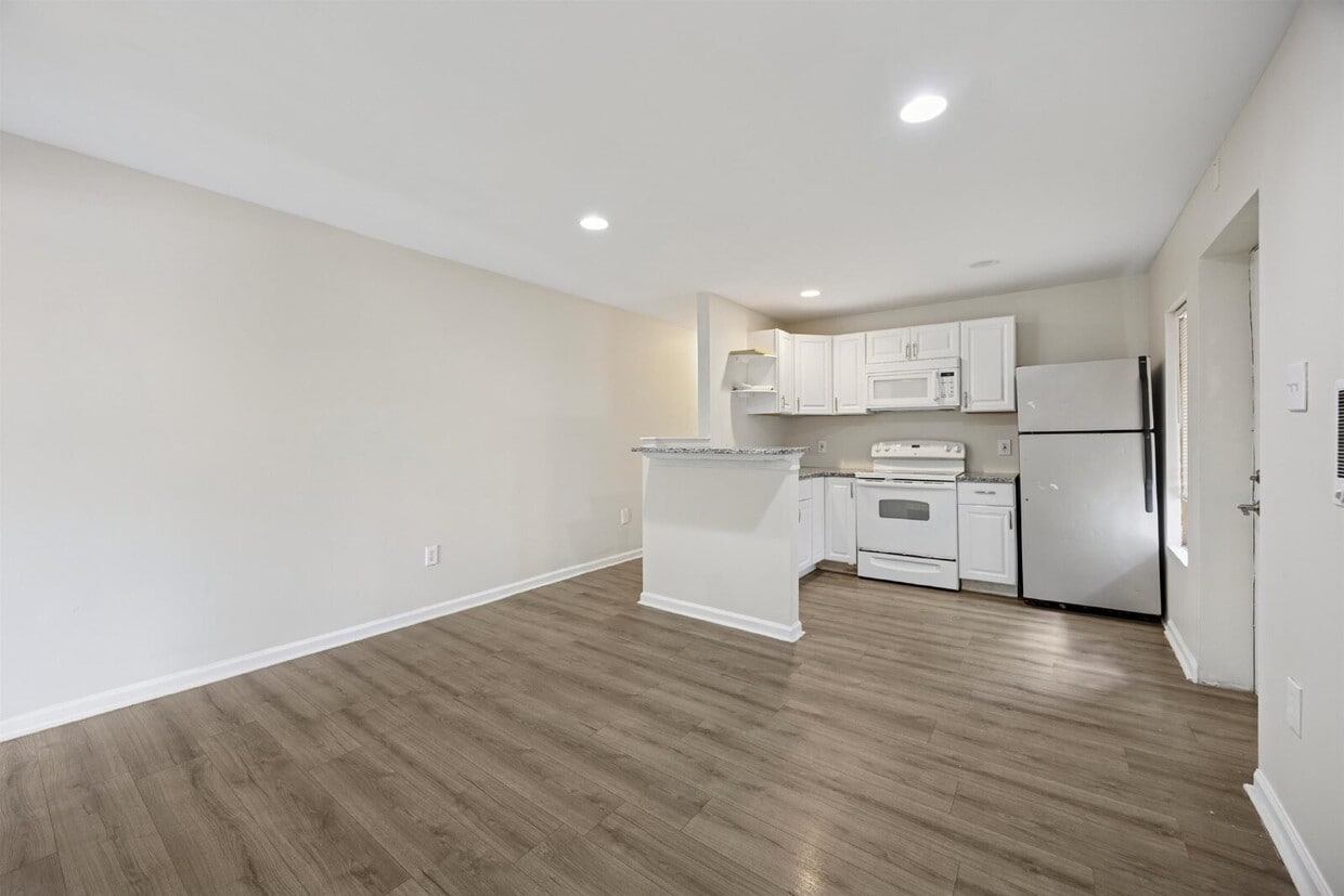 Primary Photo - Spacious 3-Bedroom Apartment in the Heart ...