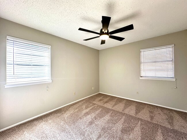 Building Photo - Cute Traditional 3-Bedroom with 2-Car Garage Available!