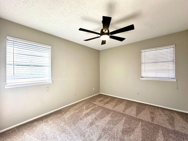 Foto del edificio - Cute Traditional 3-Bedroom with 2-Car Garage Available!