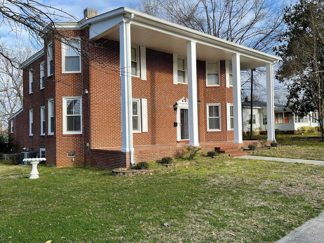 Primary Photo - Huge Vintage Home in South Hill