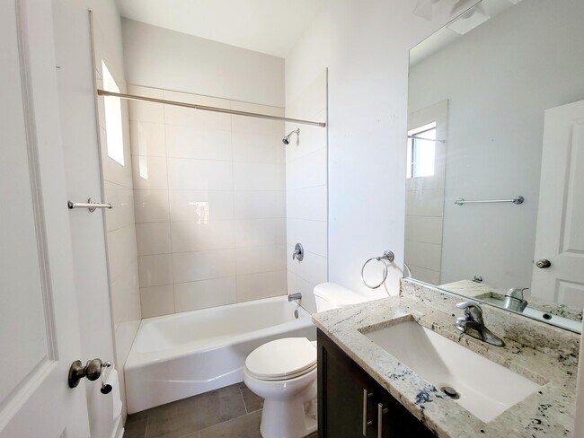 Foto del edificio - 3235 W Potomac Ave