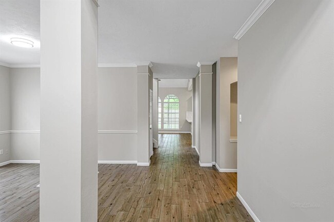 Foto del edificio - 8827 Lawncliff Ln
