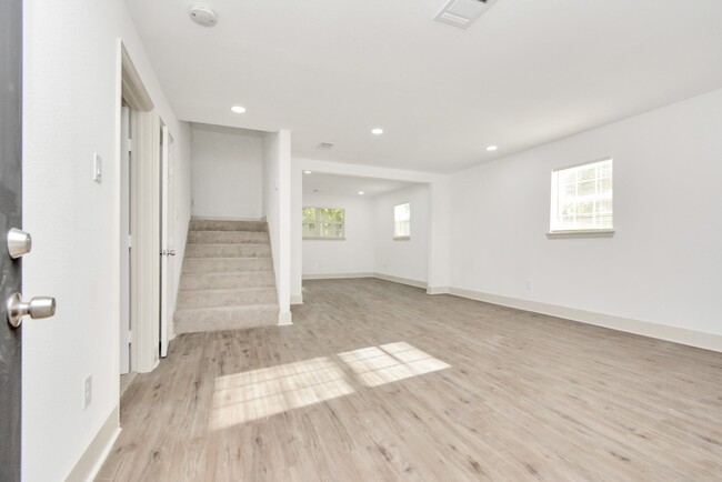 Building Photo - 1501 Maiden Ln