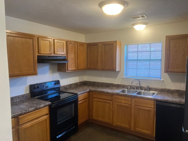 Building Photo - 3 Bed 2 Bath Duplex