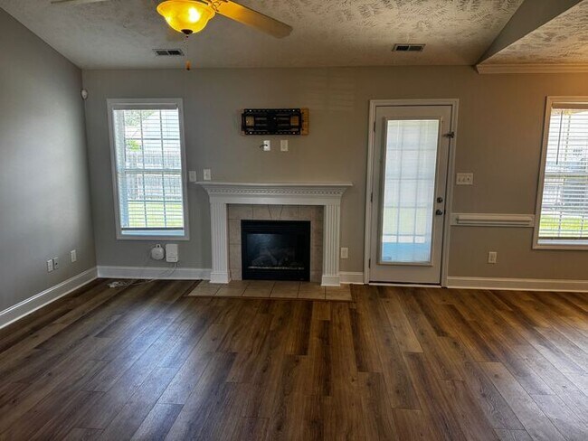 Foto del edificio - 3 Bedroom 2 Bath with Bonus in Hope Mills
