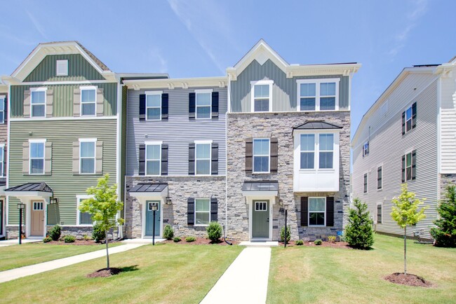 Building Photo - 4 Bedroom, 3.5 Bath End Unit Townhome In S...