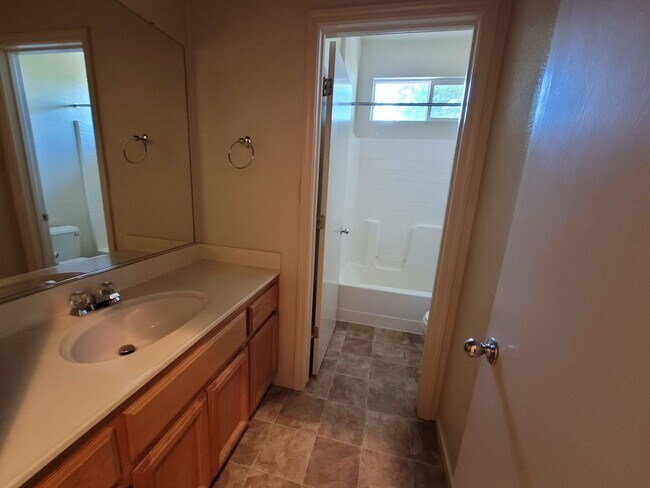 Foto del edificio - 3118 Midway Island St