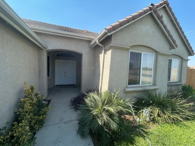 Building Photo - 4 bedrooms in Lemoore Easy Highway Access