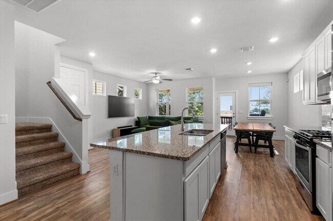 Building Photo - 7106 Silver Star Ln