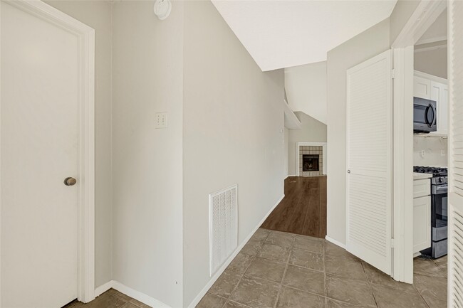 Building Photo - 4007 Lotus Dr