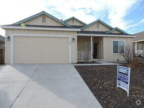 Building Photo - 662 Canary Cir