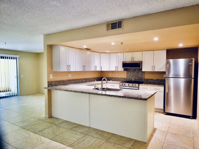 Building Photo - 200 E Racquet Club Rd