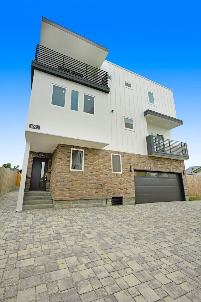 Foto del edificio - 5 Bedroom / 4 bathroom Fully Detached Townhouse in Echo Park with Private Garage