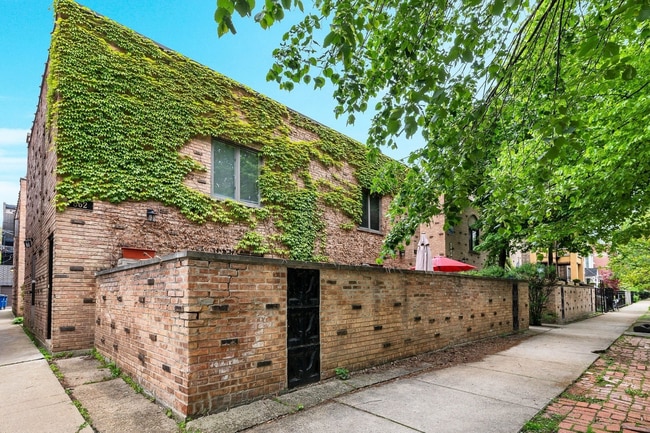 Building Photo - 862 W Lill Ave