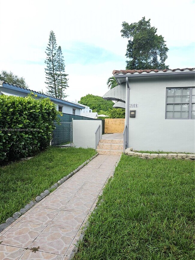 Foto del edificio - 2423 SW 16th Ct