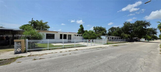 Foto del edificio - 2230 Service Rd