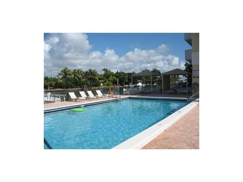 Foto principal - 10000 W Bay Harbor Dr