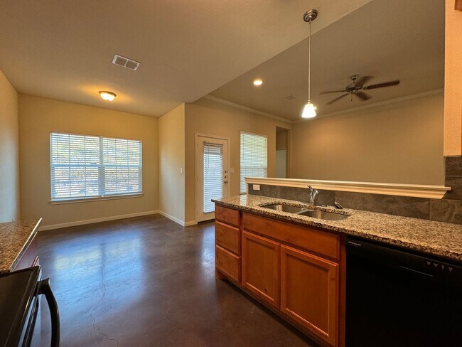 Building Photo - Duplex *LEASING SPECIAL AVAILABLE*