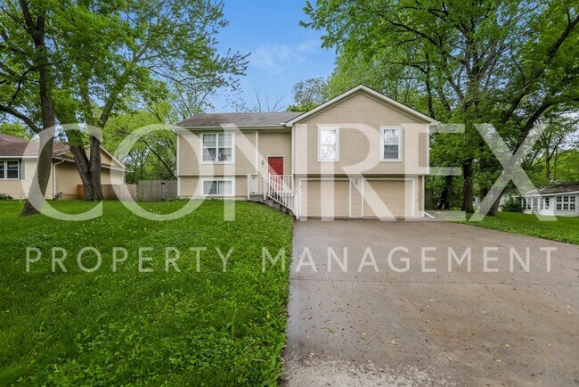 Building Photo - 3 bdrm/2 bath split level home move in ready!