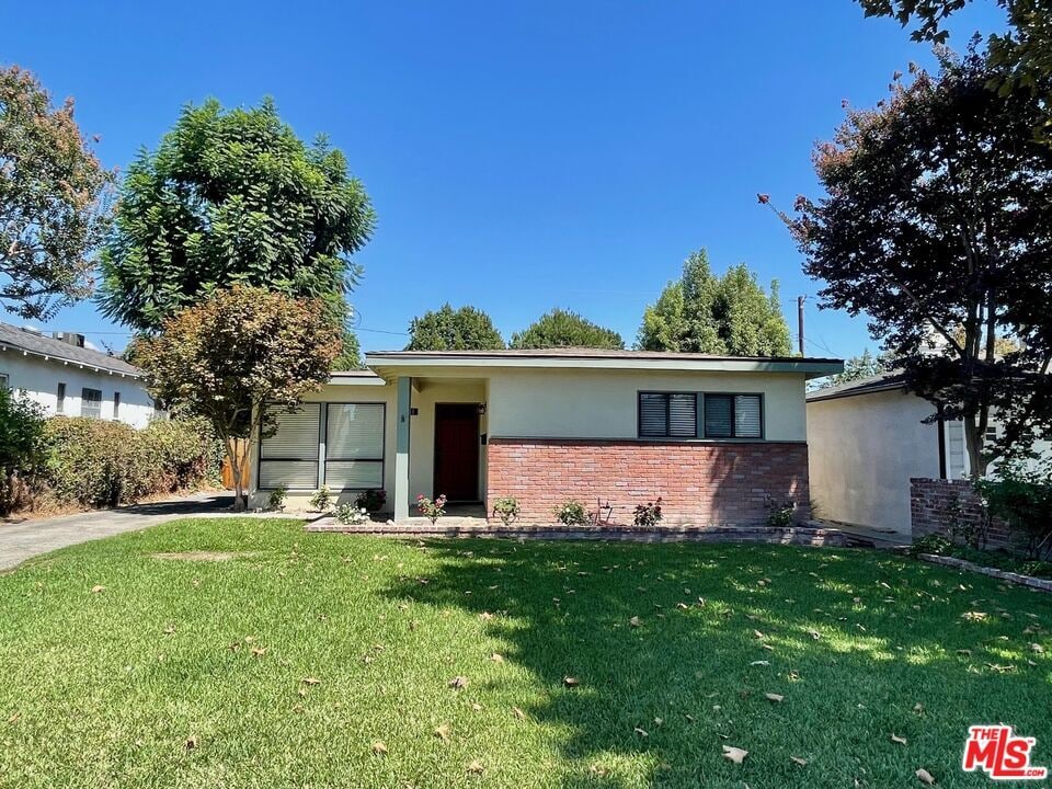 Primary Photo - 520 N Beachwood Dr