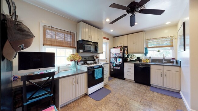 Foto del edificio - Spacious 3 Bedroom, 2 Bath Home Available ...