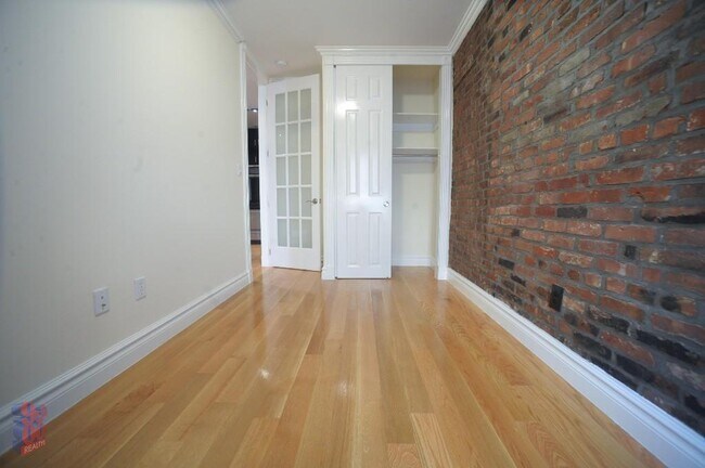 Building Photo - 566 Hudson St