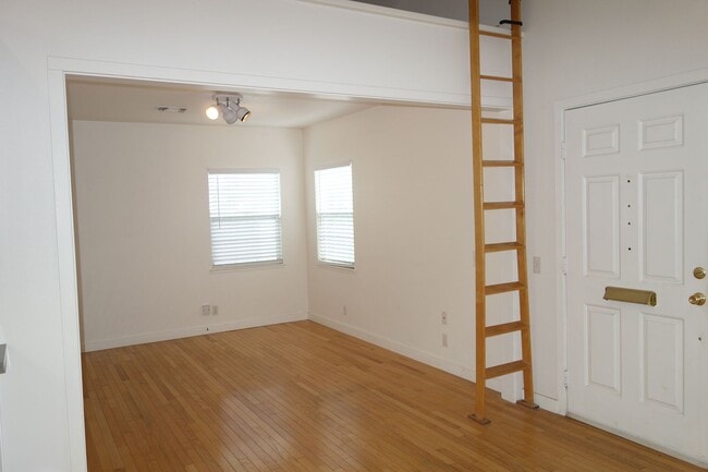 Foto del edificio - Charming 2 Bedroom in Heart of Downtown