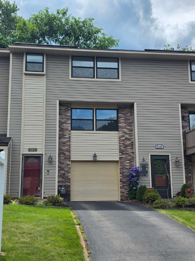 Beautiful Three Bedroom Townhome in Hunting Ridge Community - Beautiful Three Bedroom Townhome in Hunting Ridge Community