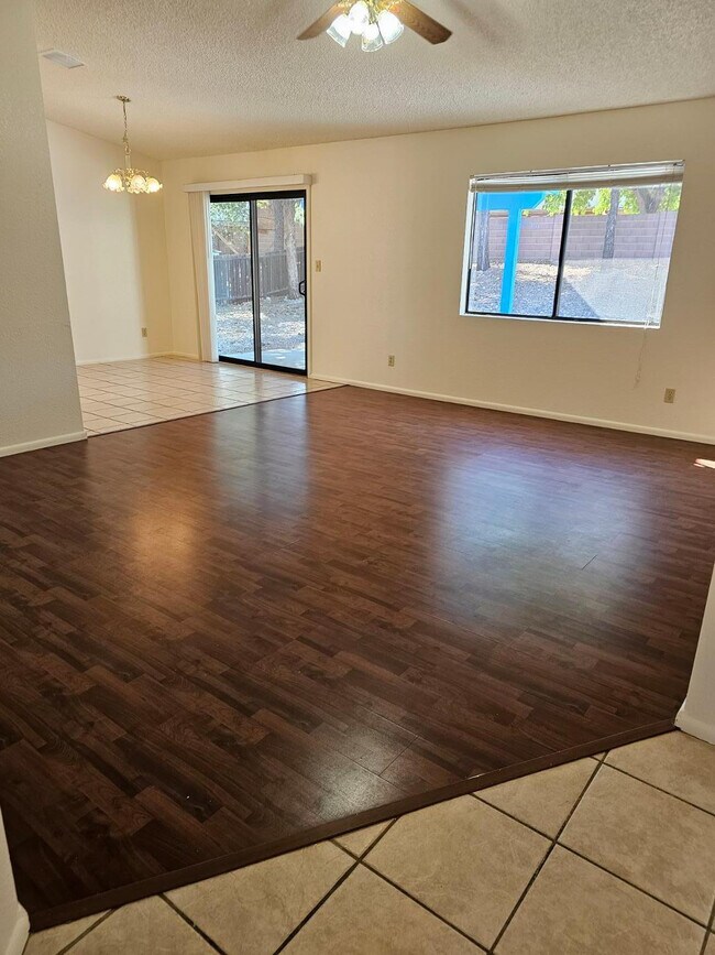 Foto del edificio - 4900 Loma Loop