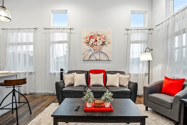 Building Photo - 829 Emile St