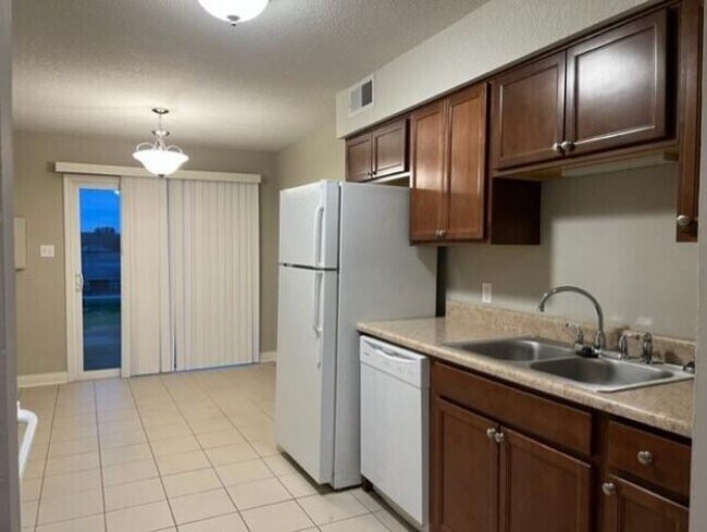 Building Photo - 5625 W Hilltop Dr