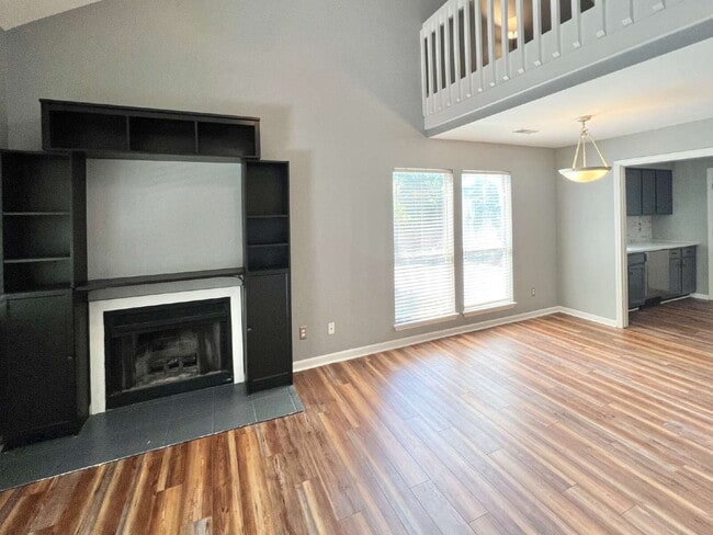 Building Photo - Freshly Updated Condo!