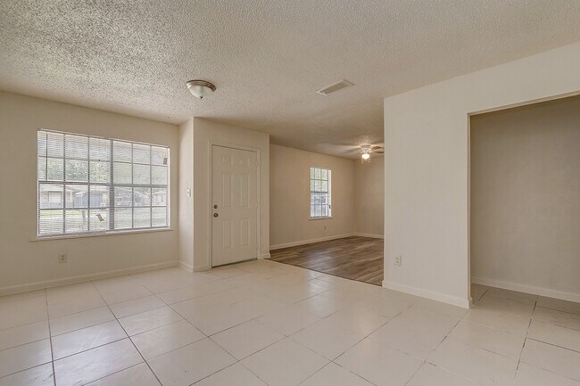 Building Photo - $1,350  3 Bedr/ 1 bath Beautiful Home in D...