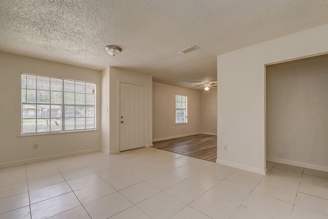 Building Photo - 3 Bedr/ 1 bath Beautiful Home in Danbury, ...