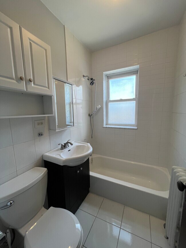 Foto del edificio - 5850 W Higgins Ave