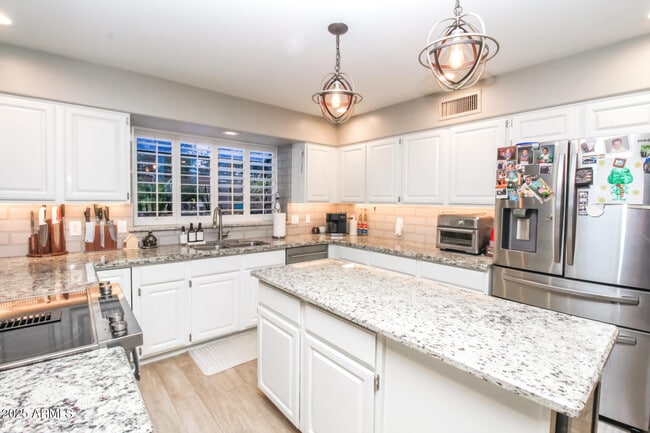 Building Photo - 907 E San Remo Ave