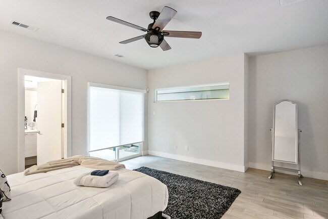 Foto del edificio - 2106 Dennis St