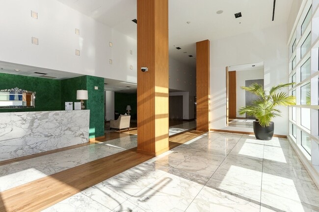 Building Photo - Full Service Luxury Living w/City Views, In Unit Laundry, PET OK – PROGRESSIVE