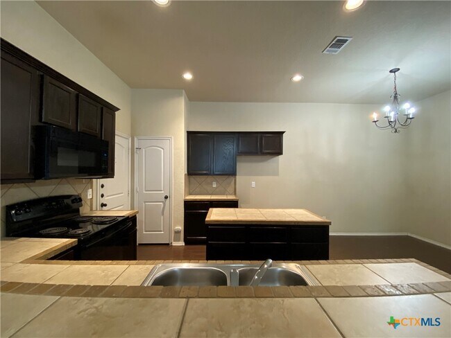 Foto del edificio - 506 Creekside Cir